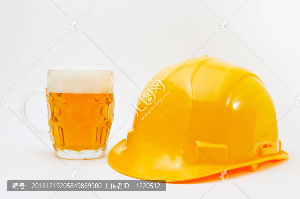 工人正踩著啤酒剎車
