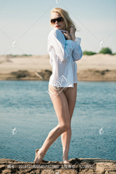 穿白襯衫的女孩