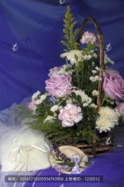 結(jié)婚戒指和鮮花