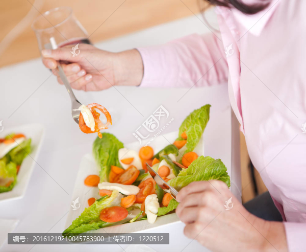 婦女在家吃沙拉