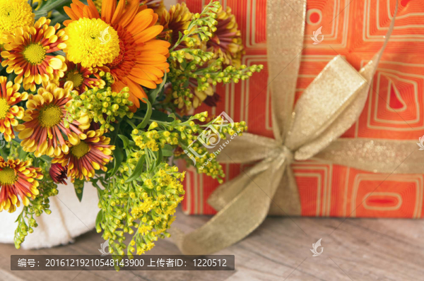禮品盒和一束鮮花