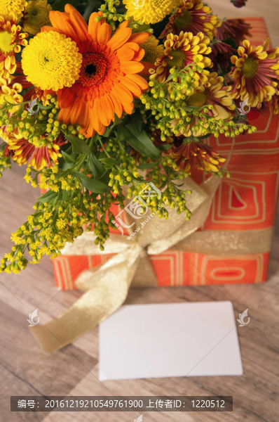 禮品盒和一束鮮花