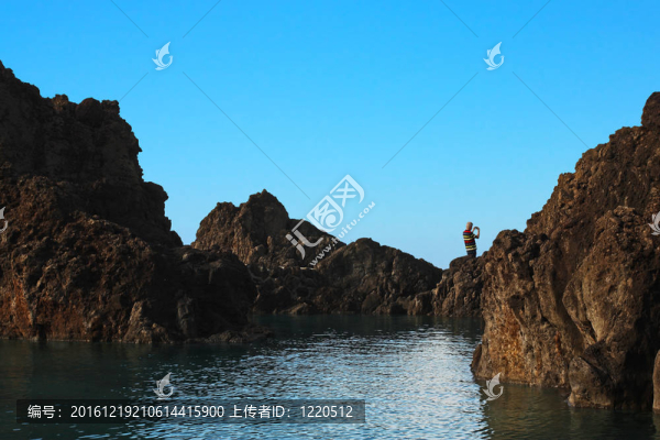 懸崖；大海和藍天