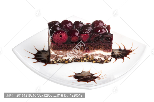 白底上有櫻桃的巧克力蛋糕