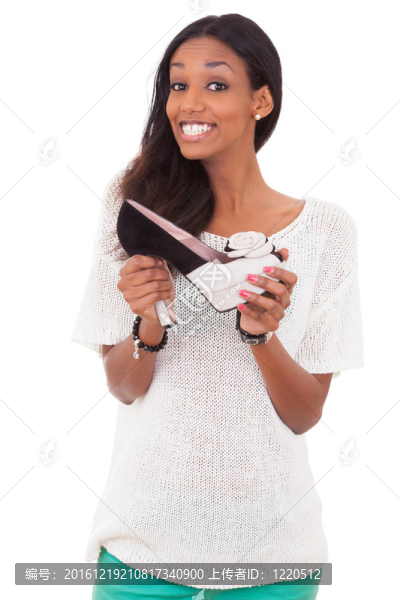 手里拿著高跟鞋的非洲裔婦女