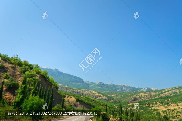 夏季；道路；綠樹與高山