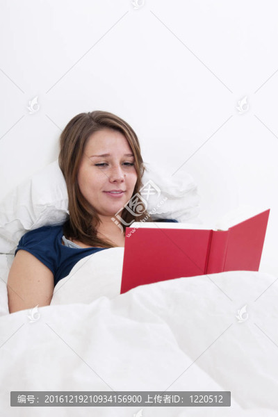 躺在床上看書的女人