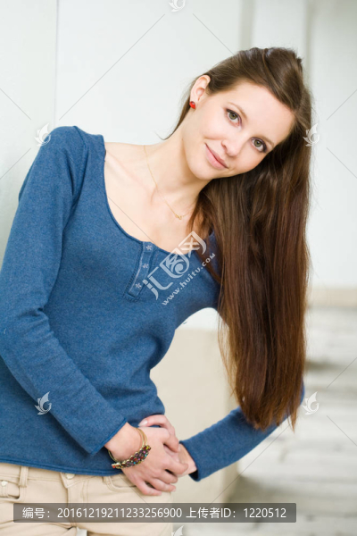 長發(fā)自然的黑發(fā)美女