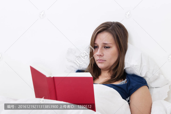 女人在床上看書(shū)