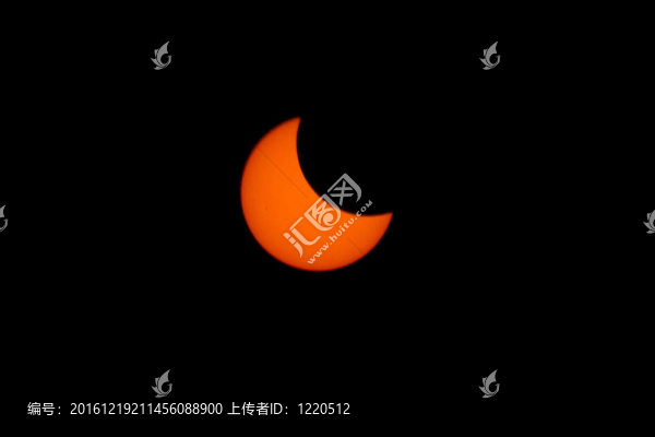 東京；5月21日：2012日，月亮在太陽下通過，月食發(fā)生在5月21日的。1994以來地球上第一次環(huán)食