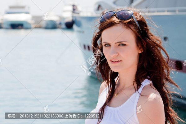 一個女孩和一艘游艇
