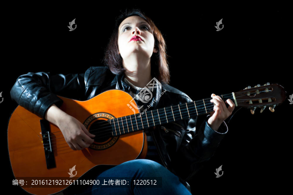 女人彈吉他