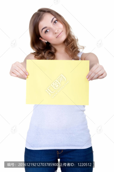 美麗的年輕女孩展示了一片空白的黃色
