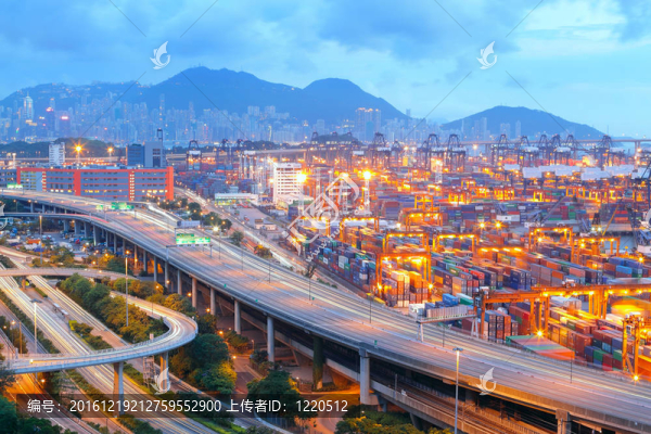日落時的貨運(yùn)碼頭和公路