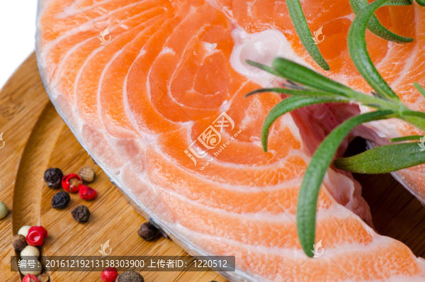 木板上的鮭魚牛排