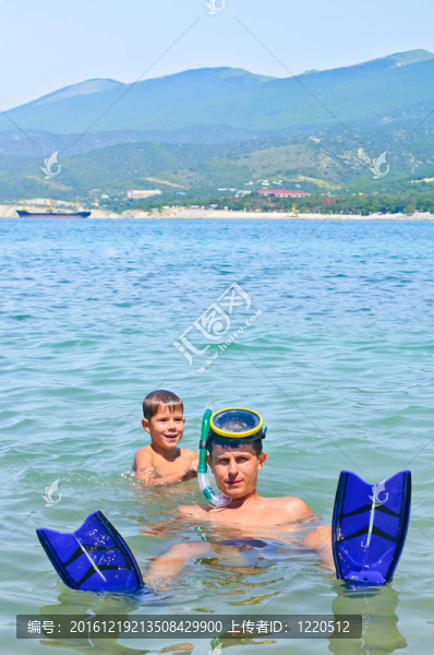 父親和兒子在水中玩耍