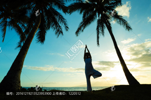 在森塞特做瑜伽的女人