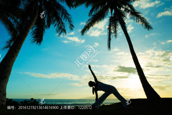 在森塞特做瑜伽的女人