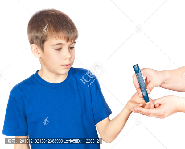 這個男孩正在做糖尿病測試
