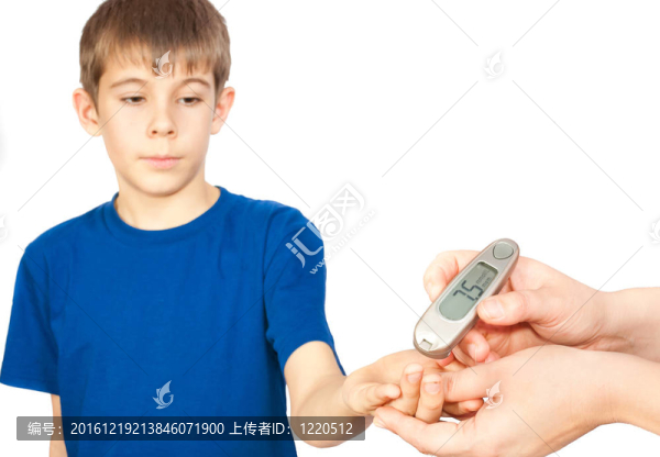 這個男孩正在做糖尿病測試
