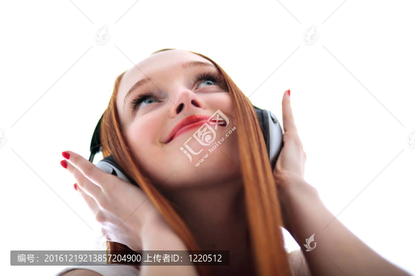年輕漂亮的女性用耳機(jī)聽音樂