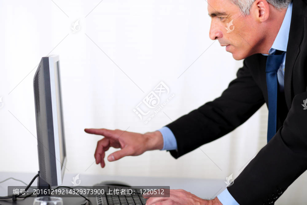 優(yōu)雅的hipanic生意人指著電腦