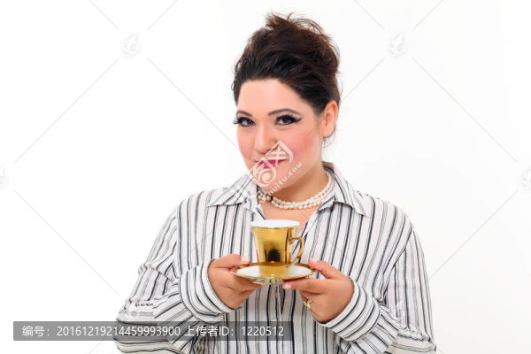 漂亮加尺碼的女人喝咖啡