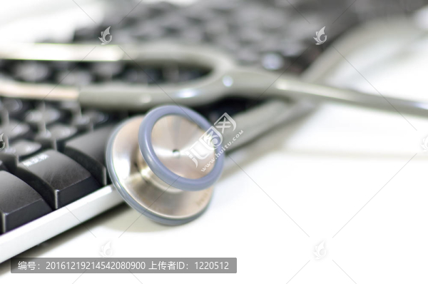 灰色和銀色醫(yī)生聽診器。