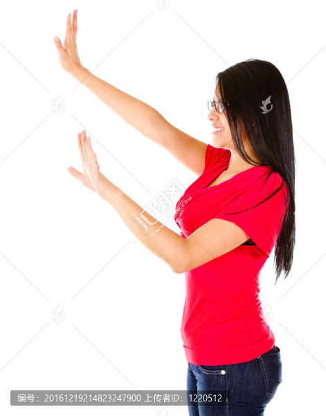 伸展手臂的婦女