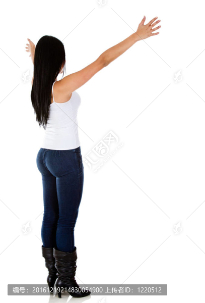 張開(kāi)雙臂的女人