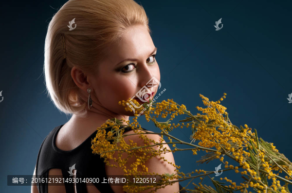 金發(fā)女子與一個(gè)分支
