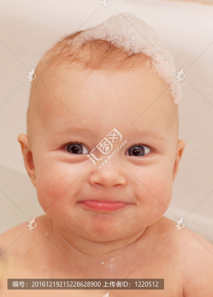 可愛的寶寶洗澡的肥皂水