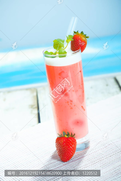 美味的酸奶和草莓冰沙