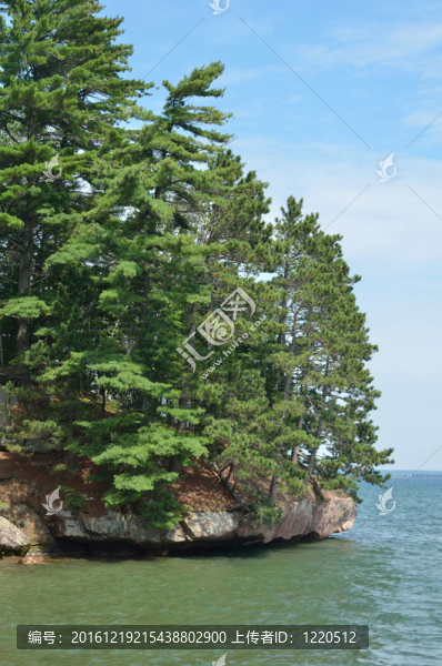 夏日陽(yáng)光明媚的巖石海岸線