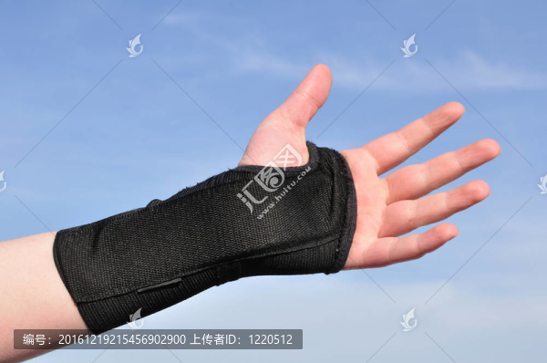 黑色的護腕