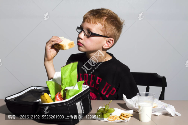 男孩吃三明治