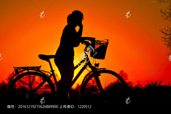 騎自行車的女孩看日落