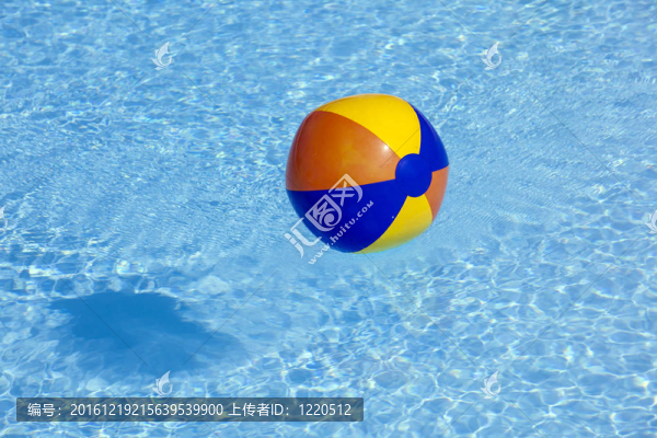 充氣塑料球在水池中飛舞