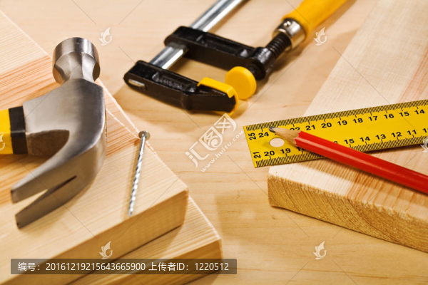 木桌上工具的組成