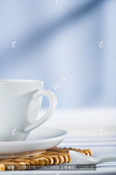 白咖啡杯和匙