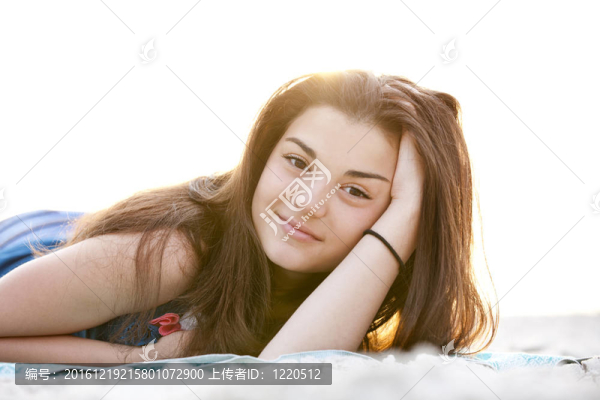 在日出海灘的黑發(fā)女孩。
