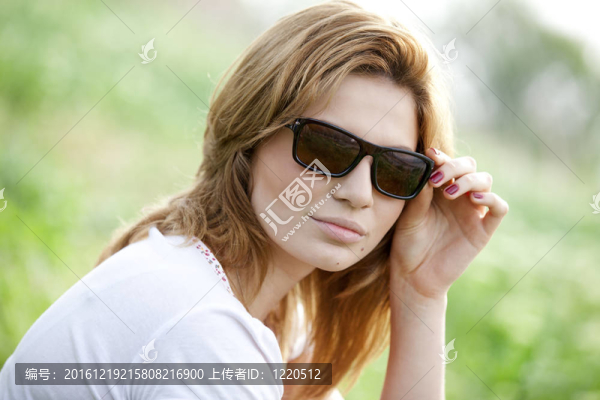 金發(fā)女孩在太陽鏡在夏季公園。