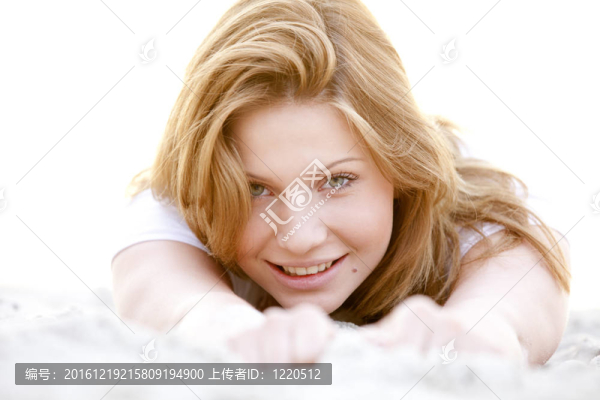 金色女孩在海灘日出。