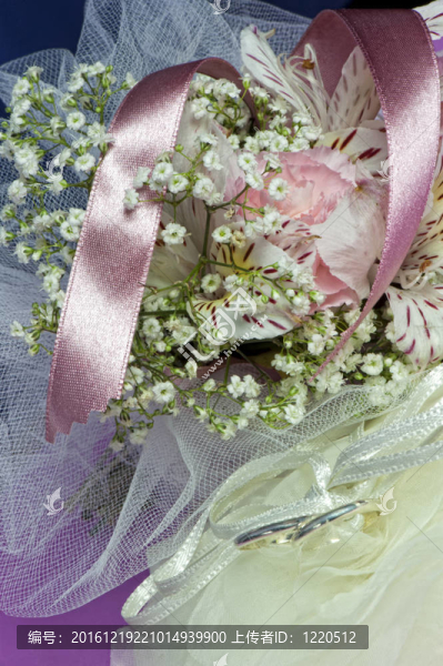 鮮花和結(jié)婚戒指