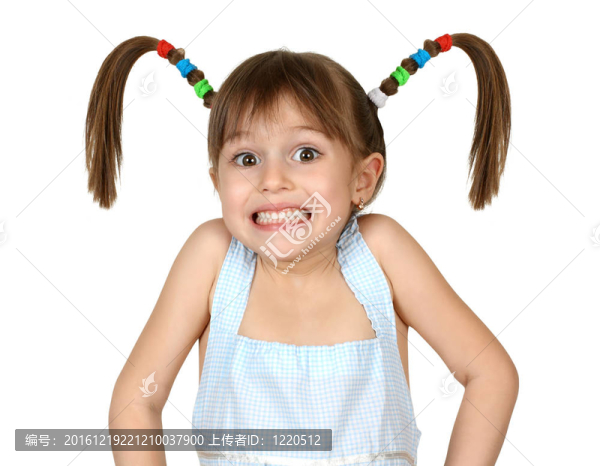 有趣的女孩震驚了的孩子在白色的長尾巴的肖像