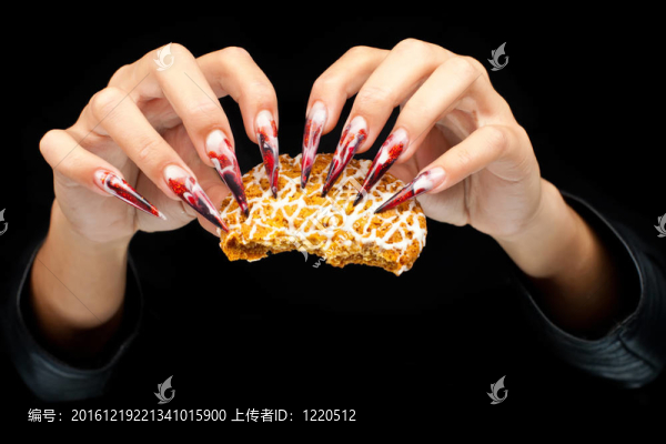 用餅干咬女人的手