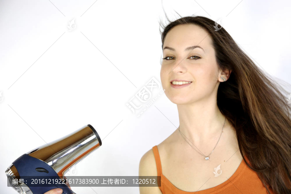 女模特吹干她的長頭發(fā)