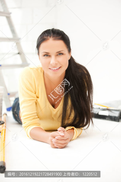 可愛的主婦做修理工作