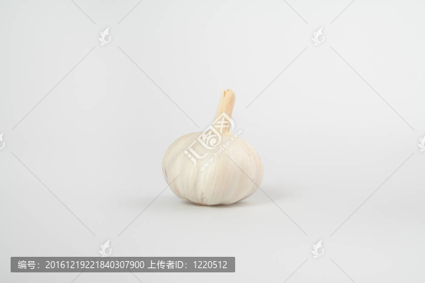 灰色背景新鮮大蒜鱗莖
