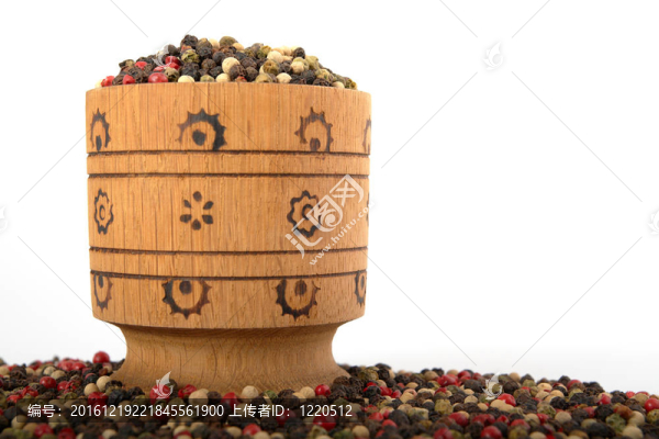 滿是胡椒的木碗